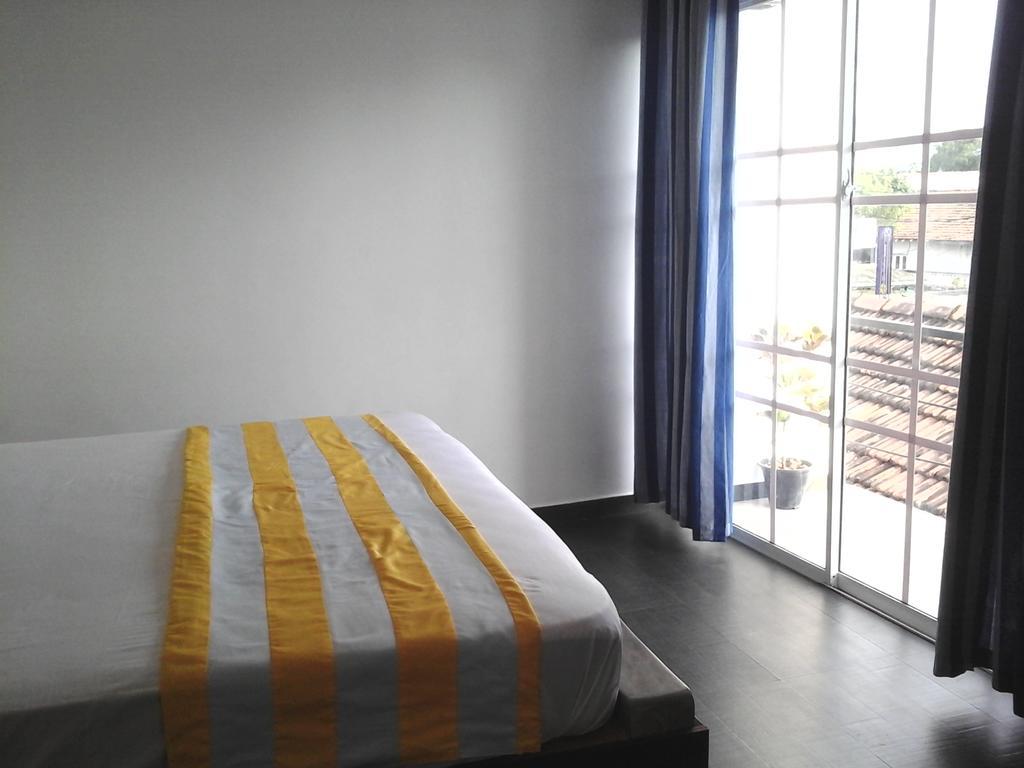Petit Guest House Негомбо Номер фото